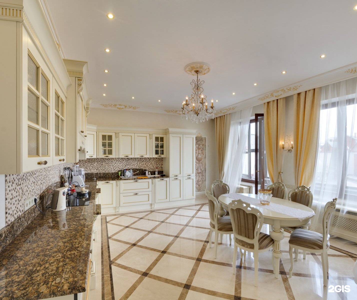 Кухня гостиная с панорамными окнами классика