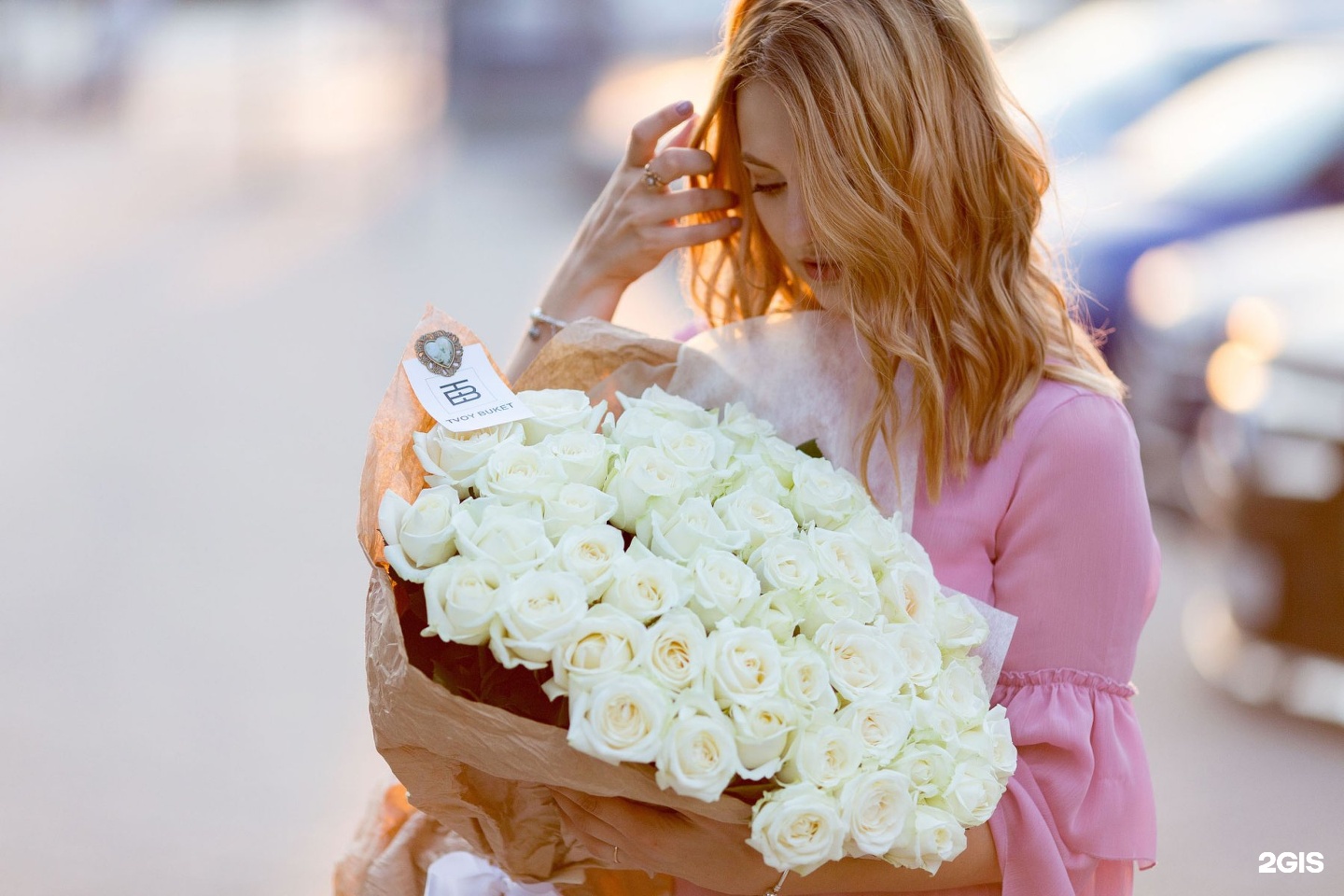 Мужчина дарит белые розы женщине