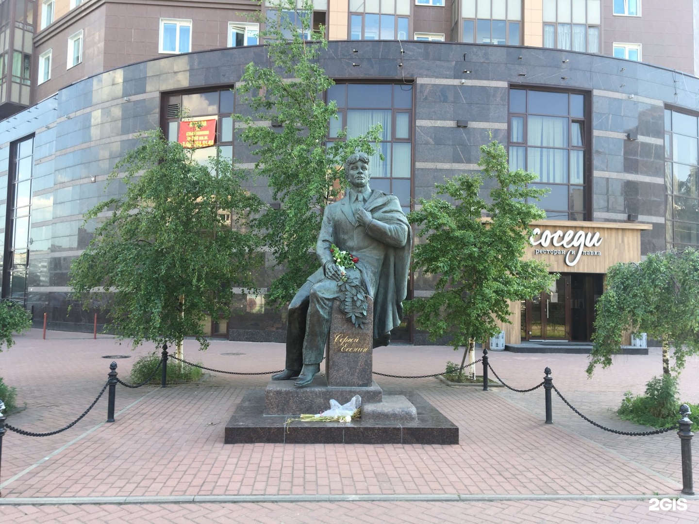 Памятник на улице Есенина СПБ