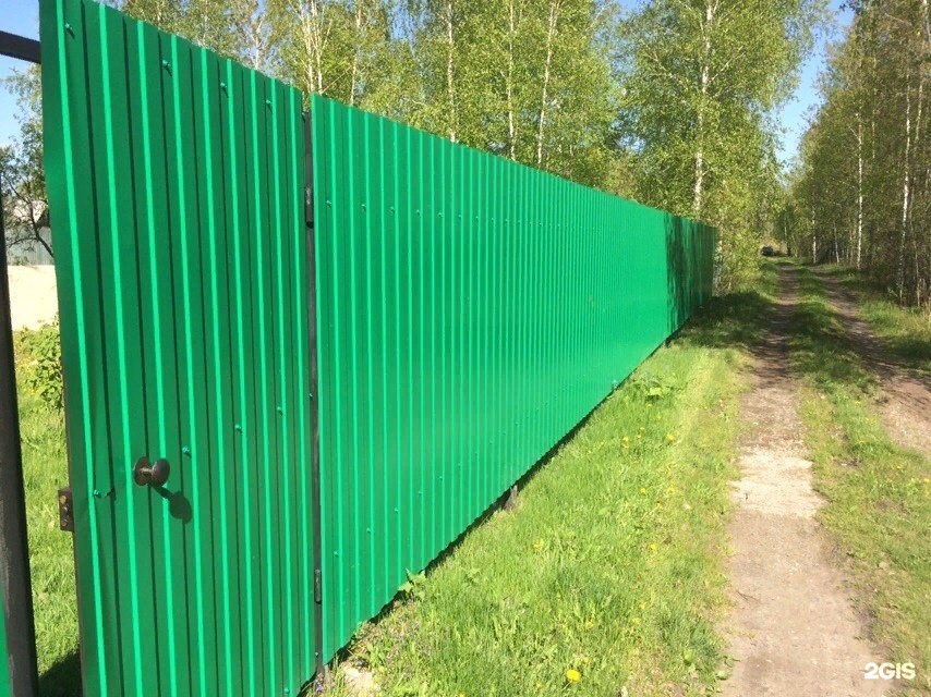 Забор из сайдинга металлического. Забор из профнастила с20. Забор под ключ тюмень. Забор из металлосайдинга под дерево. Забор из евроштакетника.