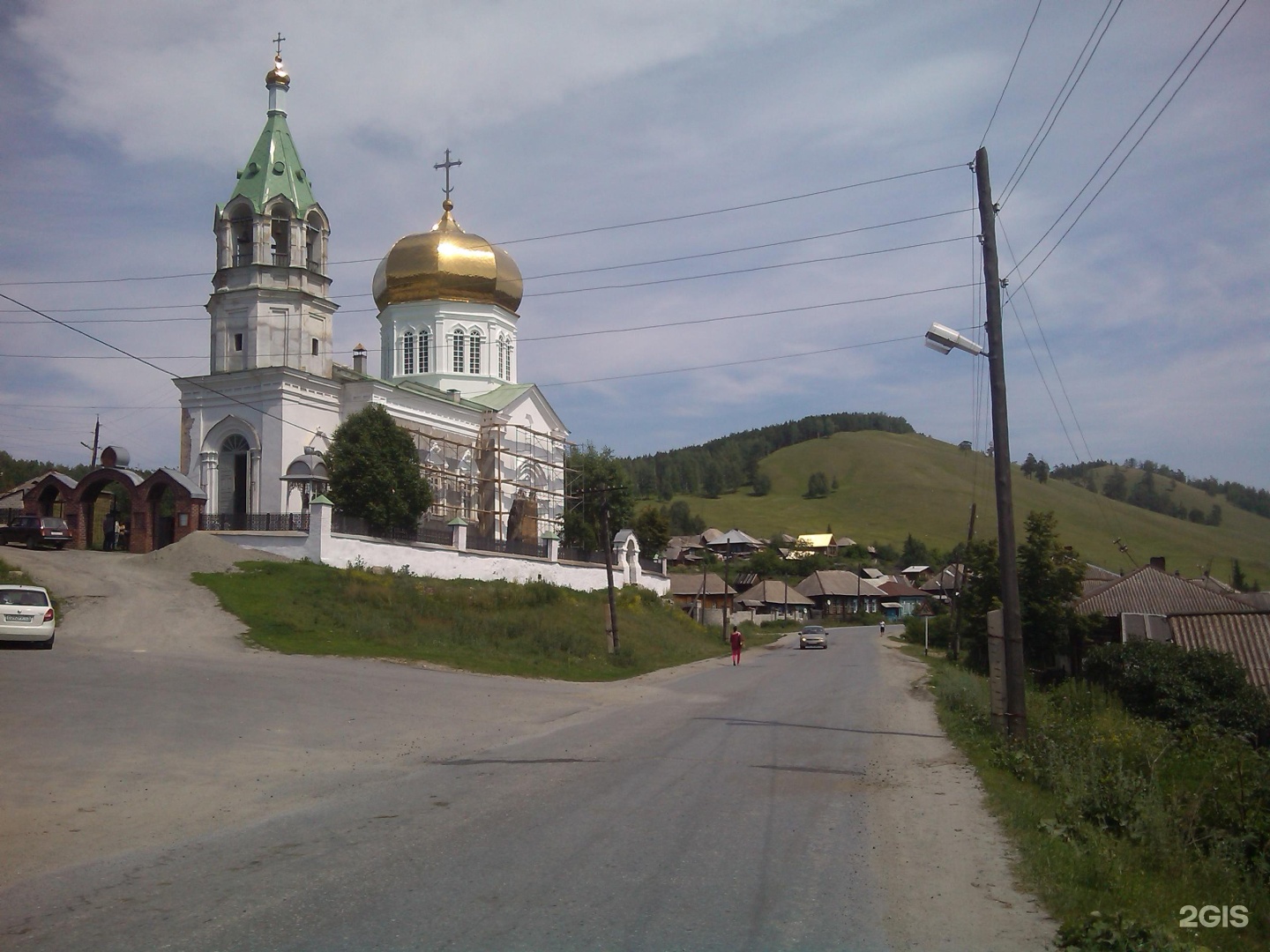 Церковь на нагорном пермь. Храм в Сыростане Миасс. Крестовоздвиженский храм Сыростан. Сыростан Челябинская область Церковь. Церковь в поселке Сыростан Челябинской.