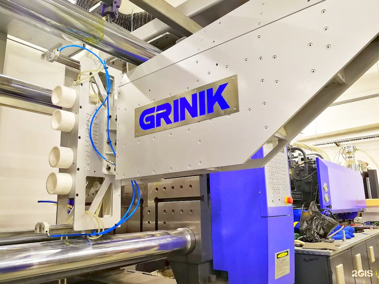 Производства был разработан для. Робот манипулятор Grinik. Промышленное оборудование. Фирма производитель роботов для производства. Промышленный робот манипулятор для термопластавтомата.