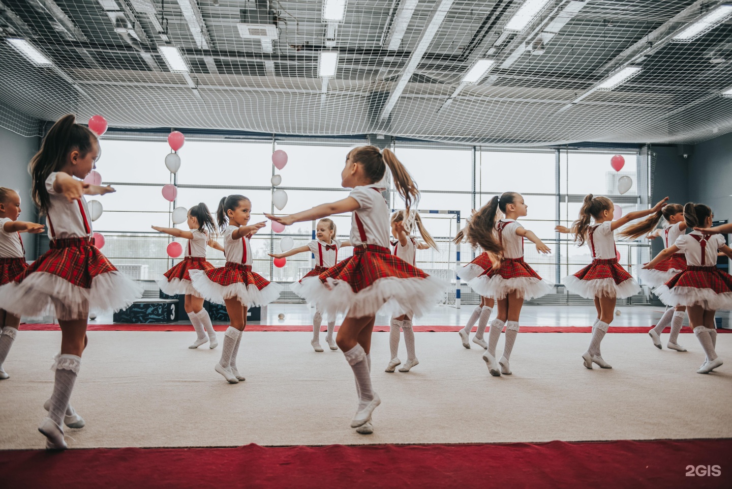 Танцы 12 школы. Школьные танцы. Танцевальная школа для девочек в городе Ош. Танцевальная школа Соликамск. Школа танцев Хабаровск.
