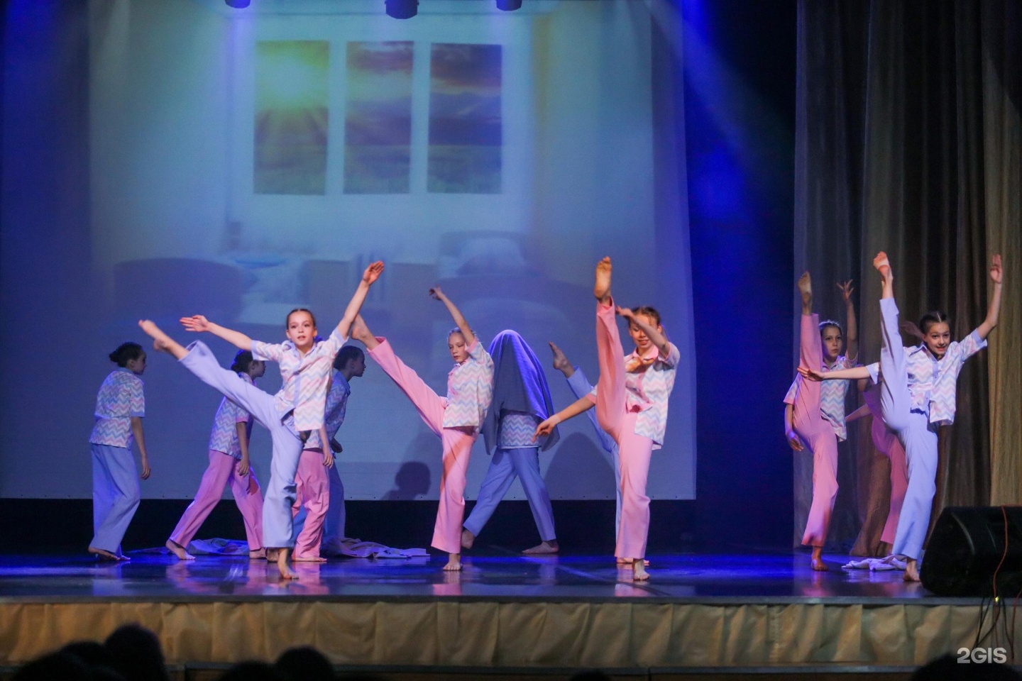 Современные танцы Омск. Танцы в Омске для детей. Dance move Омск 10 лет октября. Школа танцев омск