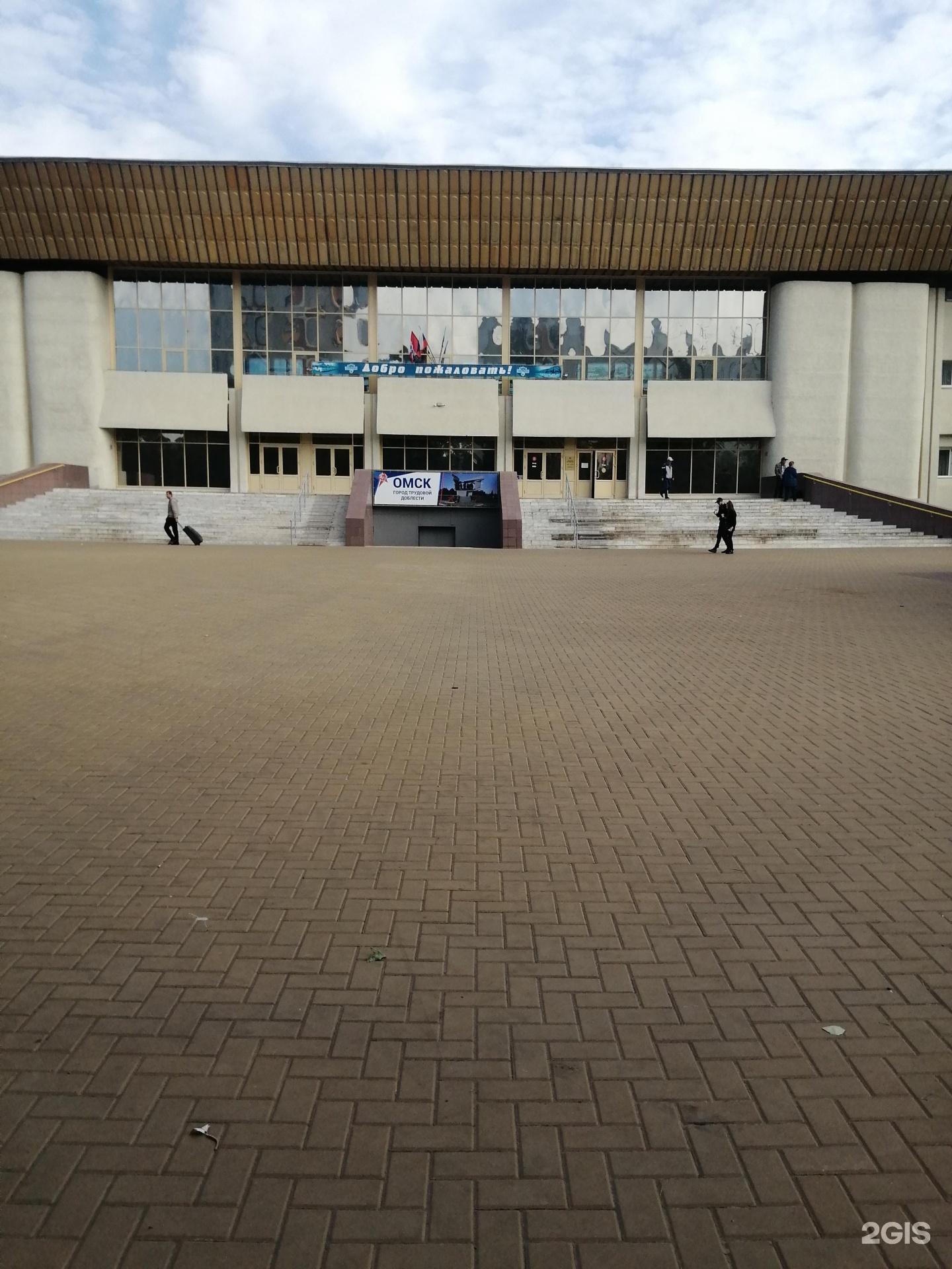 Омский автовокзал купить. Автовокзал проспект Комарова Омск. Автовокзал Омск. Омский автовокзал. Автовокзал Омск 9 платформа.