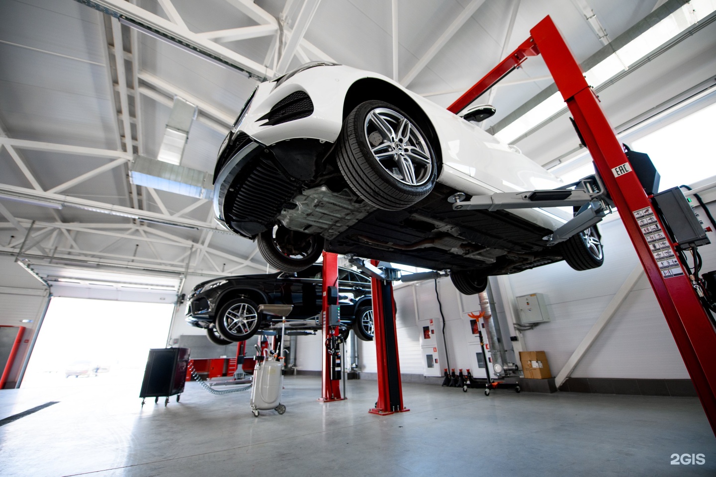 Трак моторс. Автосервис Димбо Ростов на Дону. Auto Repair shop. Моторный отснк пространство в крыльях АВТОМОБИЛЯРЕНО-Докер. Грифон авто Авторемонт и техобслуживание Уфа Льва Толстого.