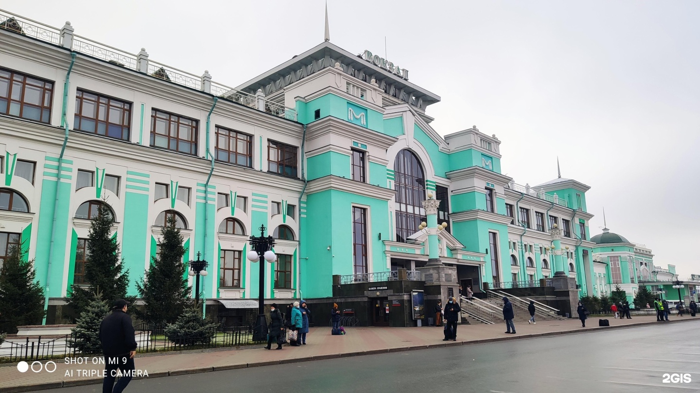 Номер телефона вокзала омск. Омск пригород ЖД вокзал. Омск улица Леконта 1 Железнодорожный вокзал Омск. Омск ЖД вокзал улица Леконта ночью. Вокзал Омск зимой.