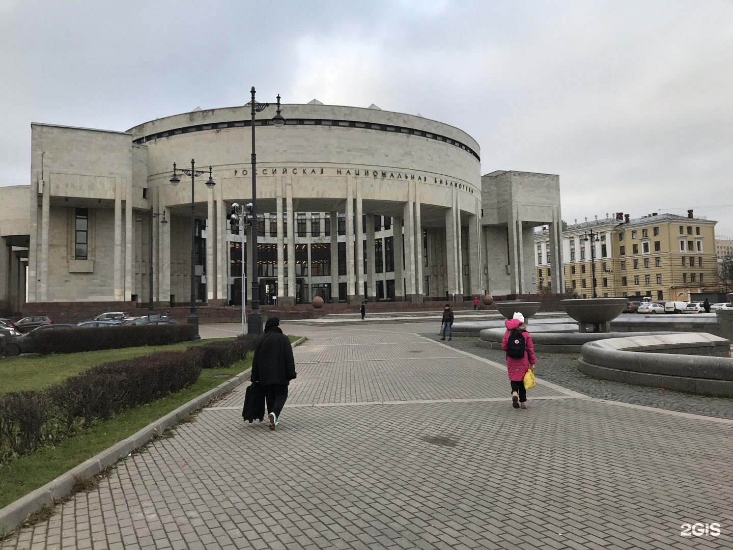 РНБ Московский проспект. Российская Национальная библиотека на Московском проспекте. Интерьер выставочного зала в РНБ на Московском проспекте. РНБ Московская скульптуры.