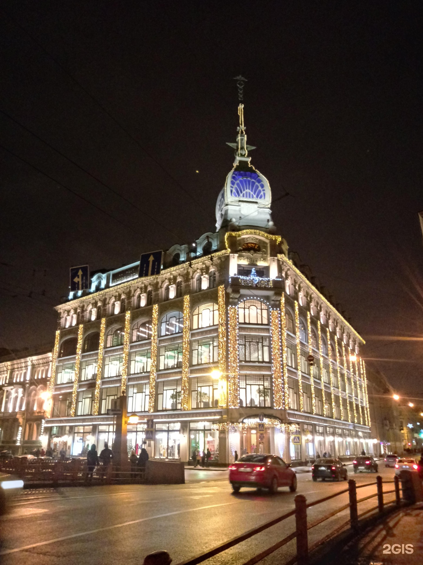 Универмаг у красного моста Санкт-Петербург. СПБ универмаг au Pont rouge. Универмаг у красного моста зимой.