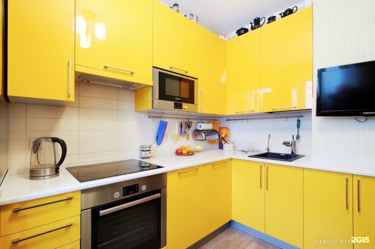 Купить желтую кухню. Кухня в желтом цвете. Желтый кухонный гарнитур. Кухонные гарнитуры желтого цвета. Желтая угловая кухня.