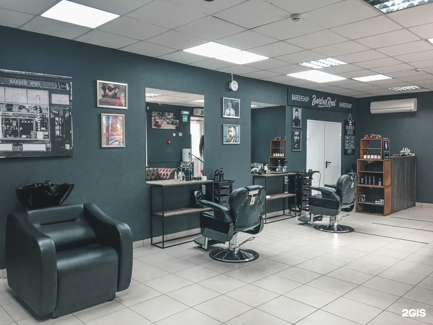 Парикмахерская владельцем. Панорама парикмахерская. Watson Barber shop rnd. Рабочее место Барбера фото.