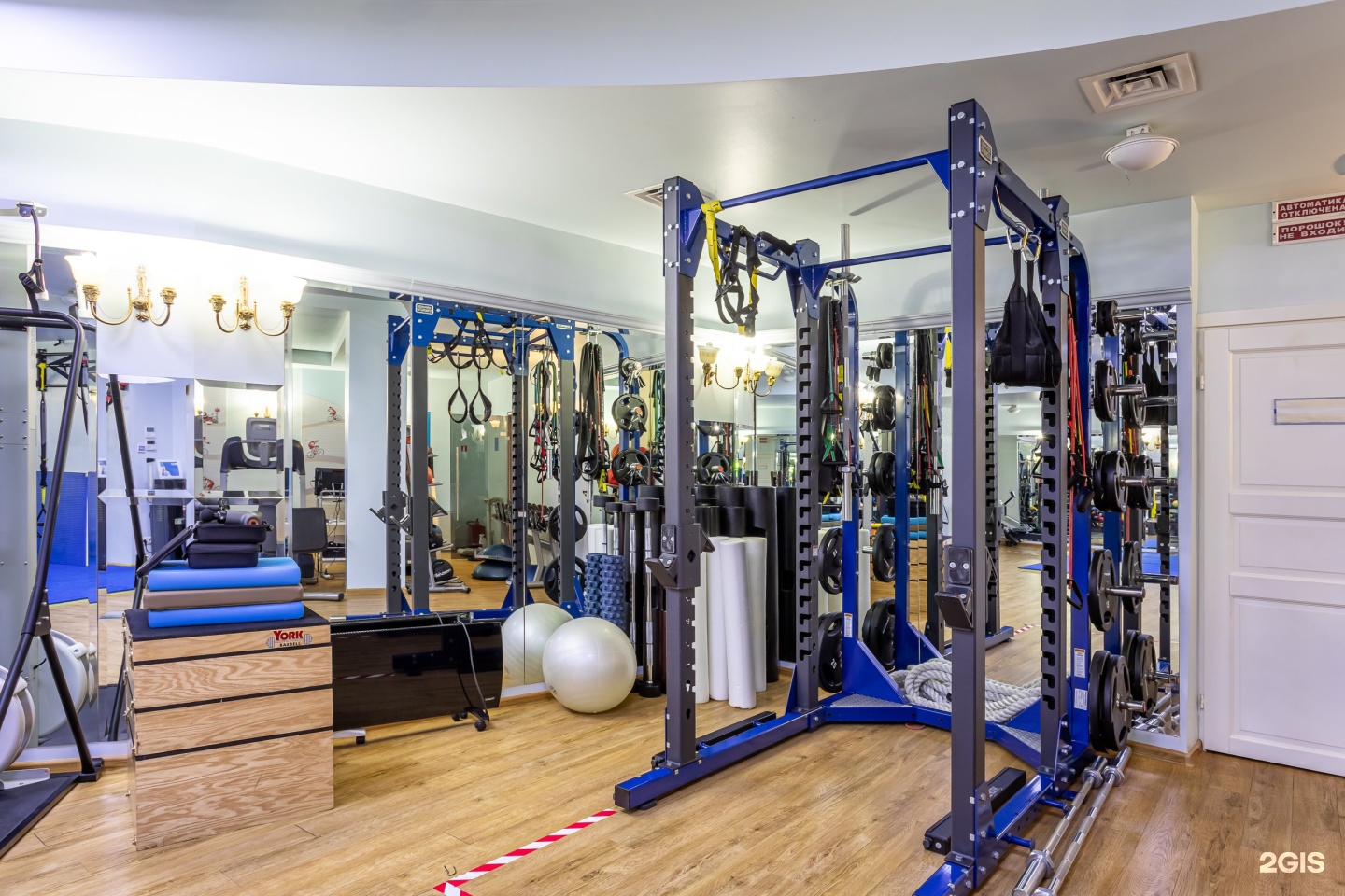 Светлое пространство с кухней для тренингов. Training studio. 2. Gym studio. Дизайн спортзала.