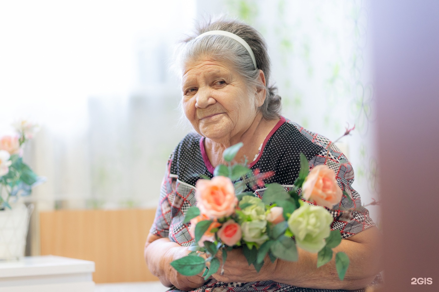 Пенсионер новокузнецк. Пансионат для пожилых людей Кемерово. Пожилые люди с цветами. Красивые украшения для пожилых. Пожилая женщина с цветами.