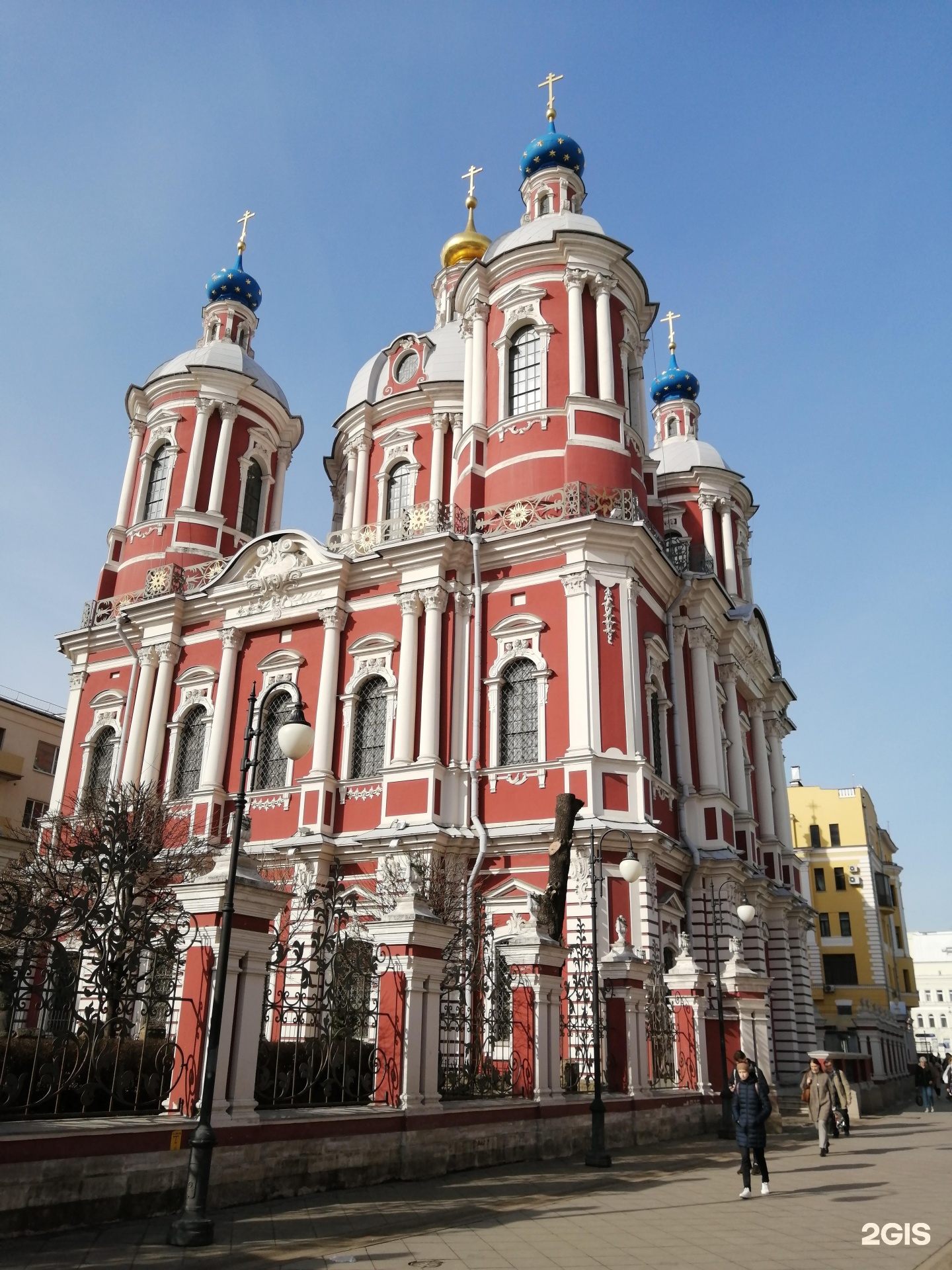 Храм климента папы москва. Храм Климента на улице Пятницкой. Храм Климента в Замоскворечье. Храма священномученика Клименты на Пятницкой. Климента папы Римского местонахождение снаружи.