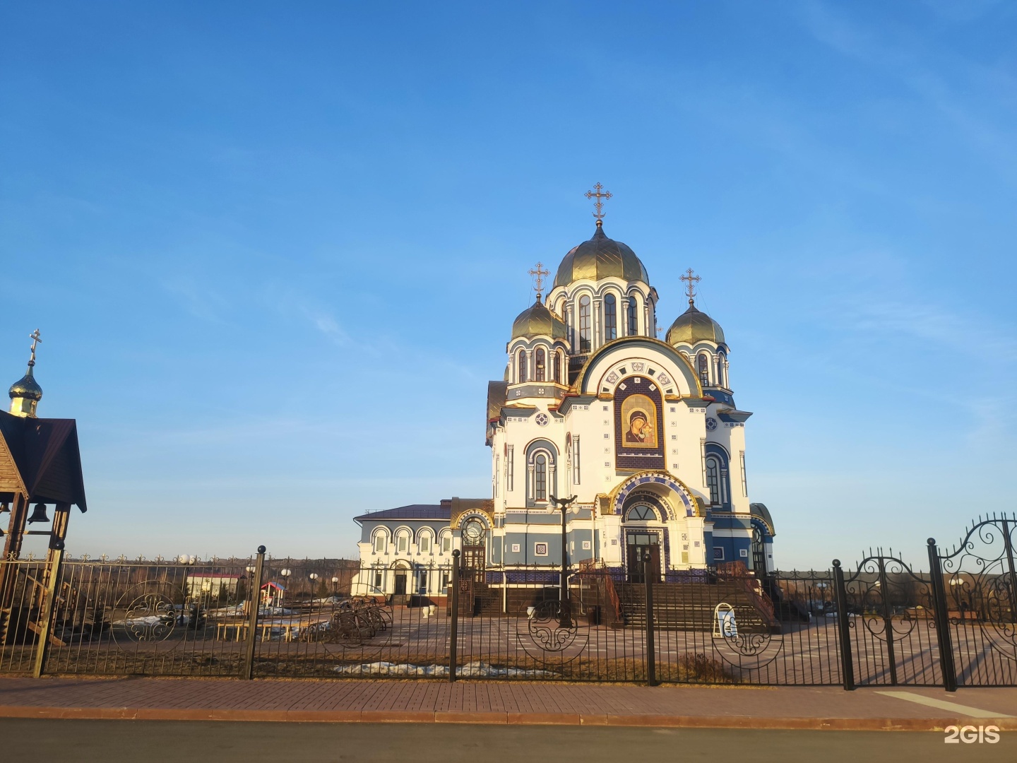 Храм казанской иконы божией матери кемерово. Церковь Кемерово на Комсомольском проспекте. Церковь "Казанской иконы Божией матери"-Кемерово фото. Комсомольский пр 4 храм.