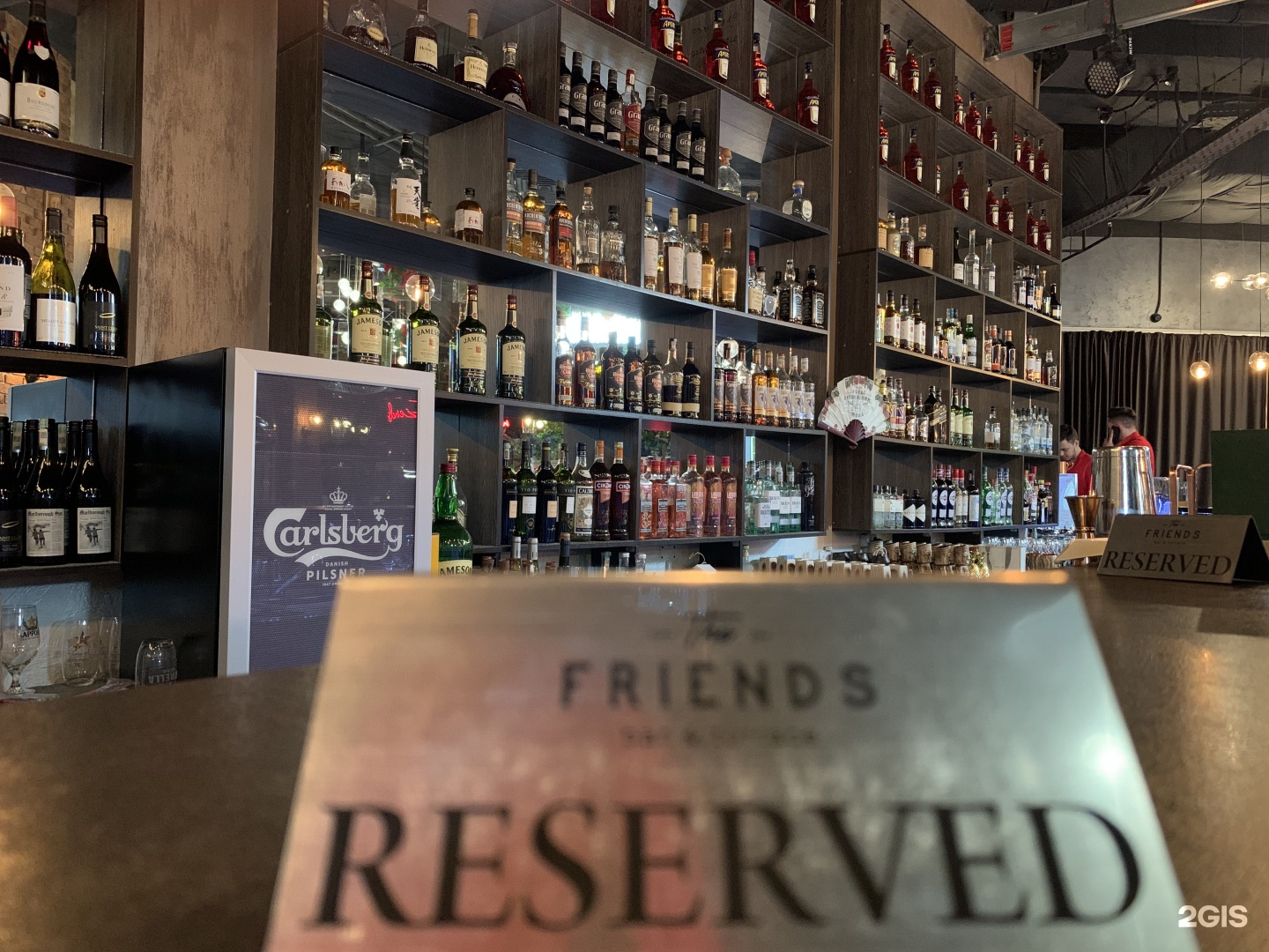 Сырный бар friends. Френдс бар. Френдс бар Выборг. Friends Bar Выборг меню. Друзья в баре.