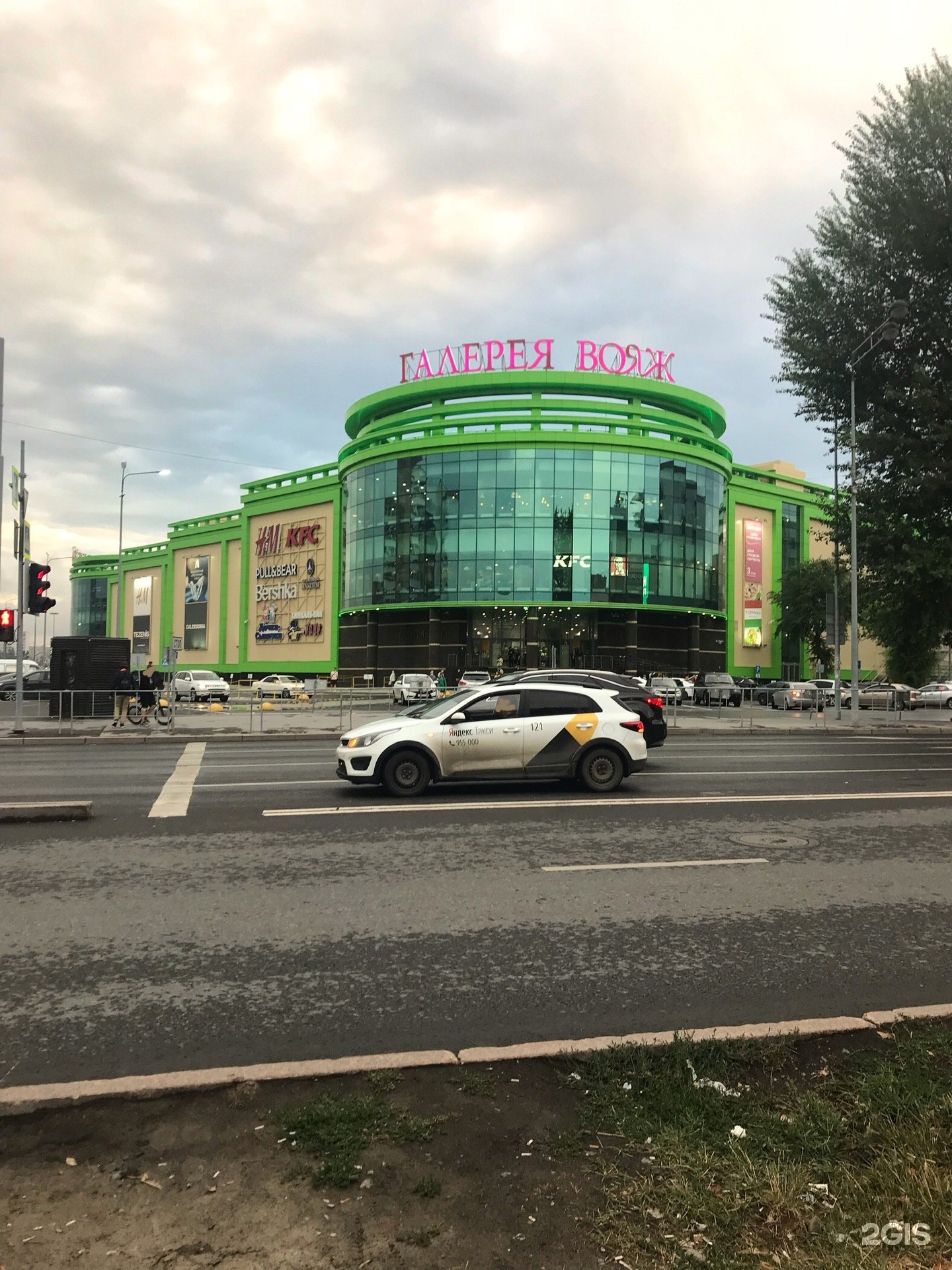 Галерея вояж тюмень. Вояж Тюмень торговый центр. Галерея Вояж Тюмень кино. Герцена 94 Тюмень. Галерея Вояж парковка.