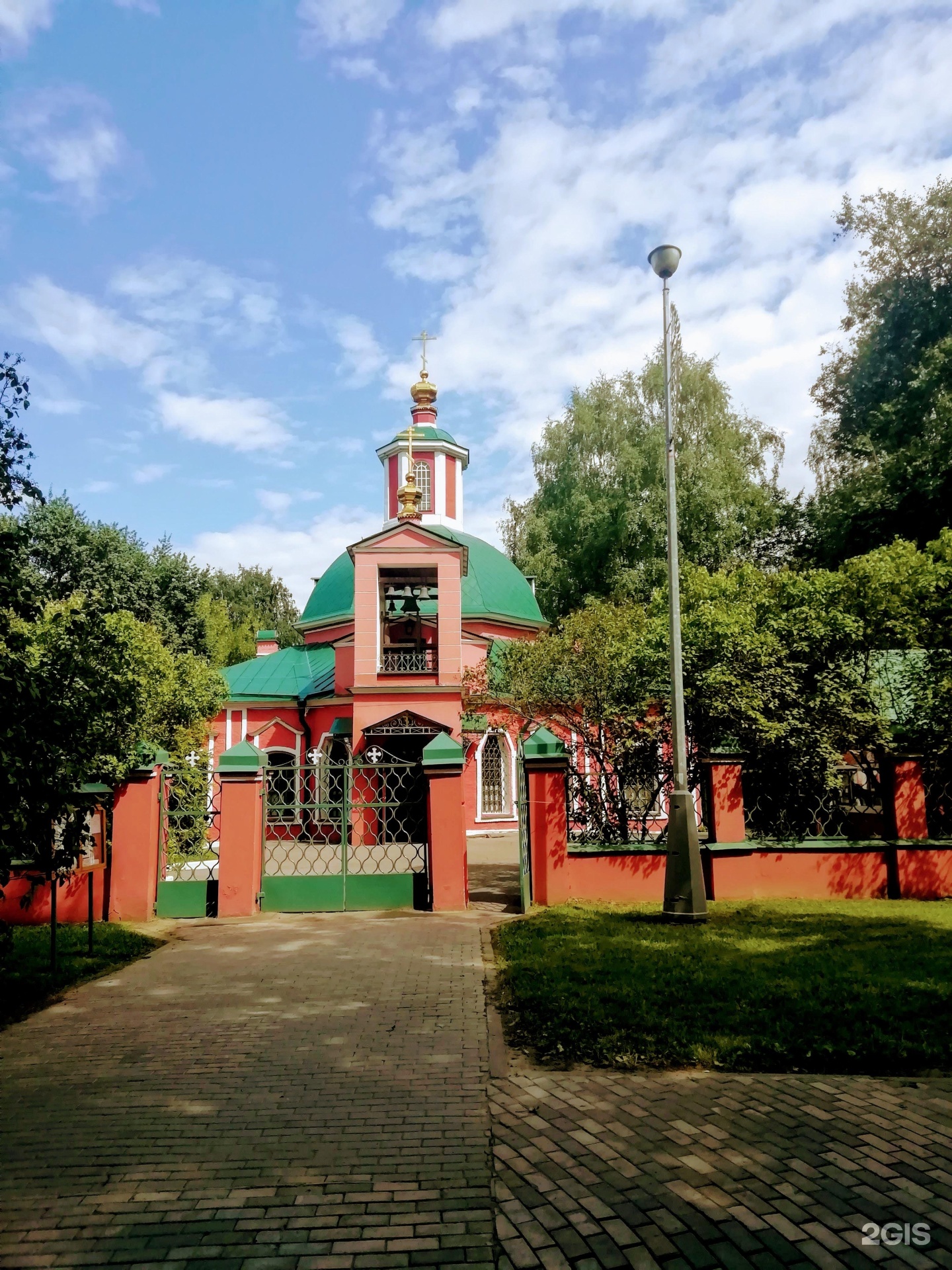 Храм живоначальной в воронцовском парке