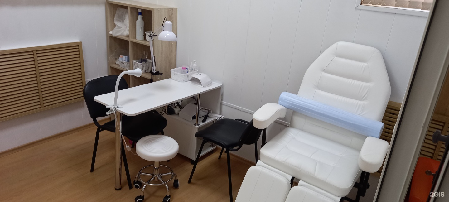Два парикмахера екатеринбург. Парикмахерская на Бехтерева. Neon Beauty Studio Пенза.