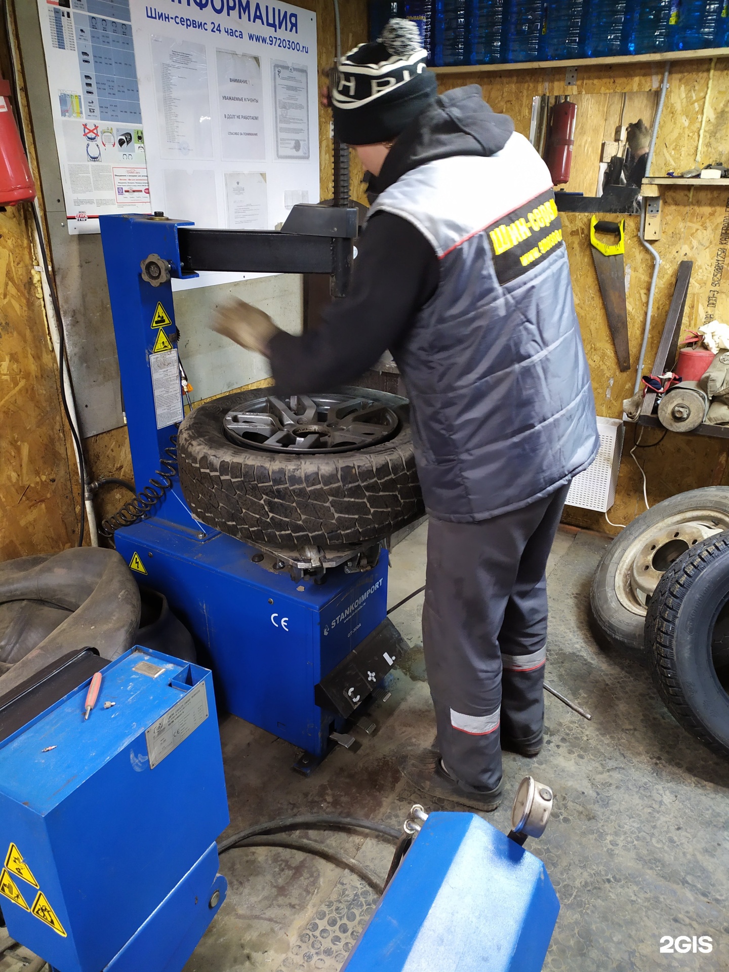 Автосервис на дорожной воронеж. Автомастерская грузовая замена колес. Мишлен сервис чехов. Автошина сервис. Автошинсервис сафоново.