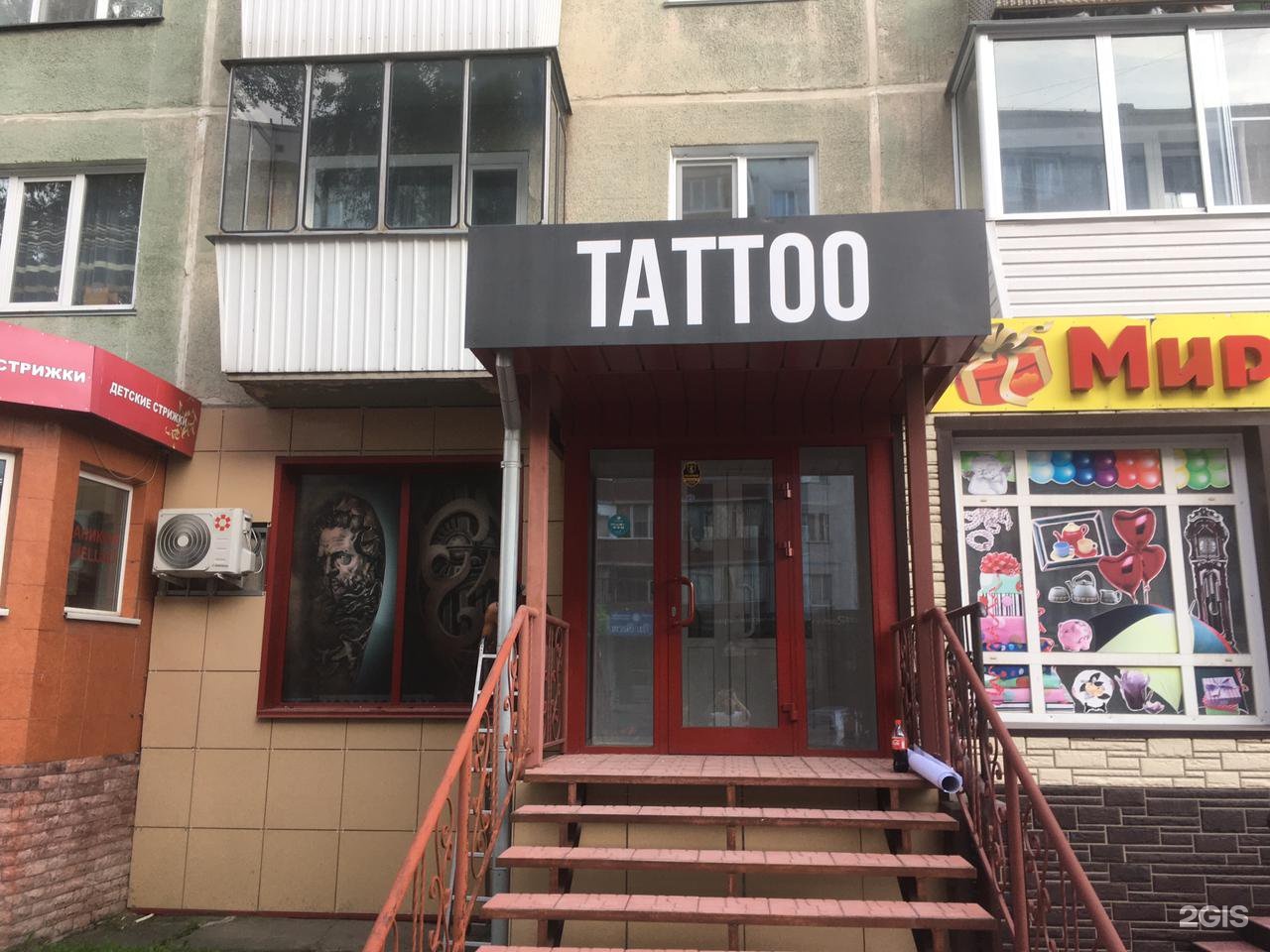 много вывесок. реклама на фасаде. много вывесок. много рекламы на улице. вывески реклама город.