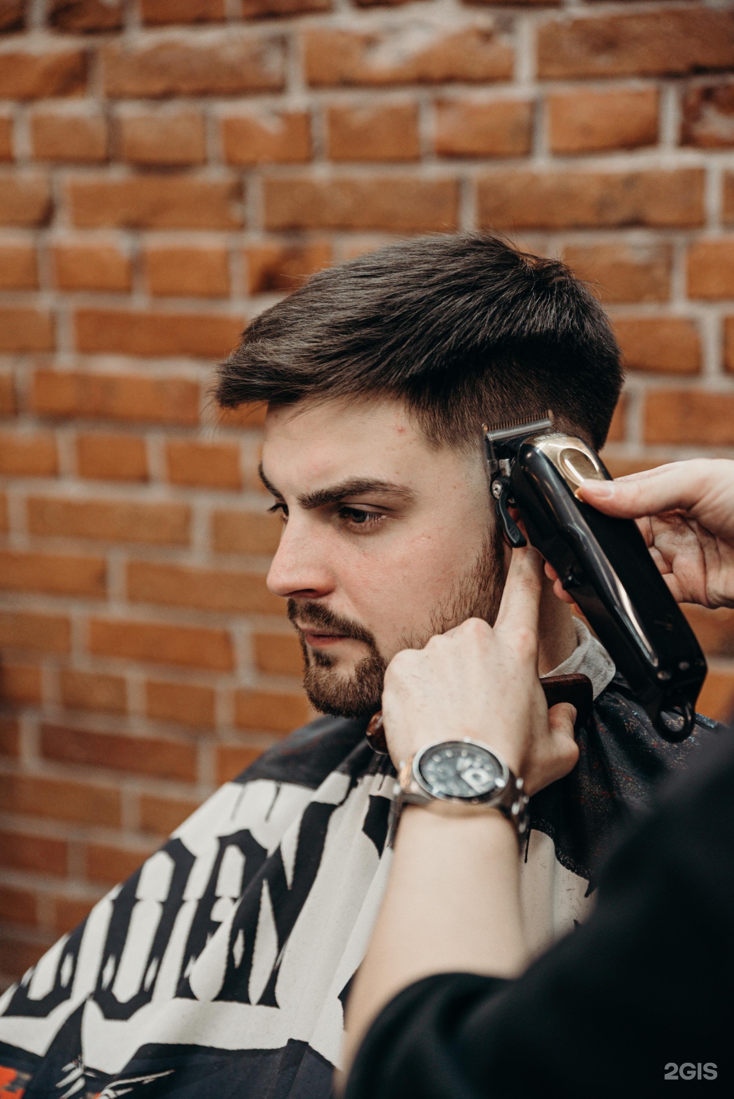 Татуировка на голове щетина. Buzz cut фейд. Мужик с лобковыми волосами на голове прическа. Окольцовывающая голову борода. Стрижка бороды окантовка.