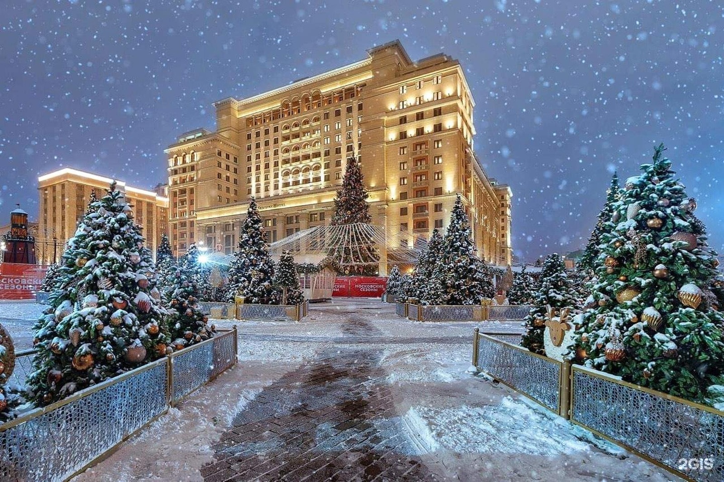 Отель охотный ряд. Отель four Seasons в Москве. Four Seasons Москва Охотный ряд. 4seasons отель Москва. 4 Seasons Москва отель.
