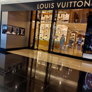 Фото от владельца Louis Vuitton, магазин брендовой одежды и аксессуаров