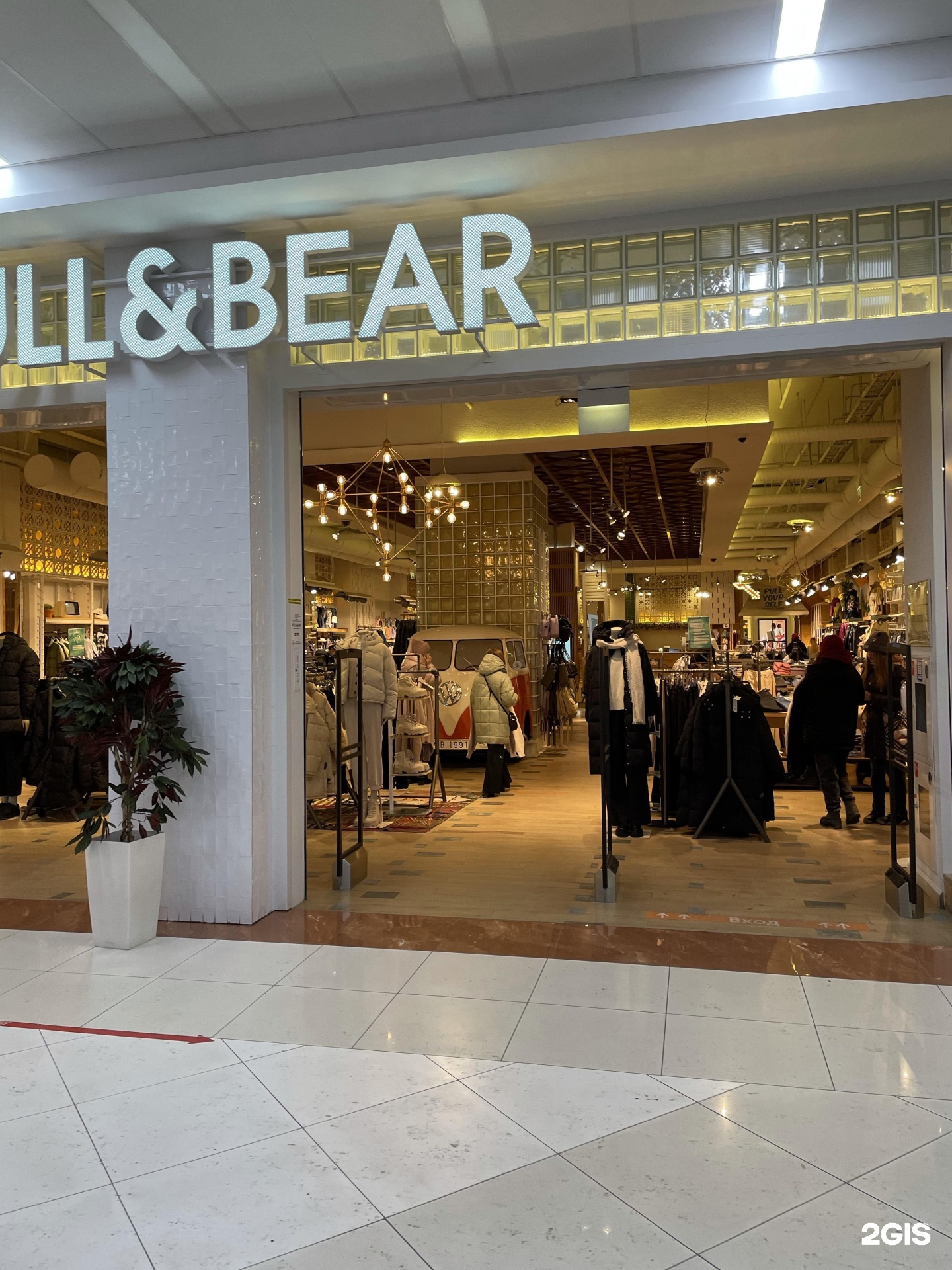 Галерея тюмень. Pull and Bear Курск. Остин галерея Вояж. Тюмень галерея Вояж Остин. HM Тюмень галерея Вояж.