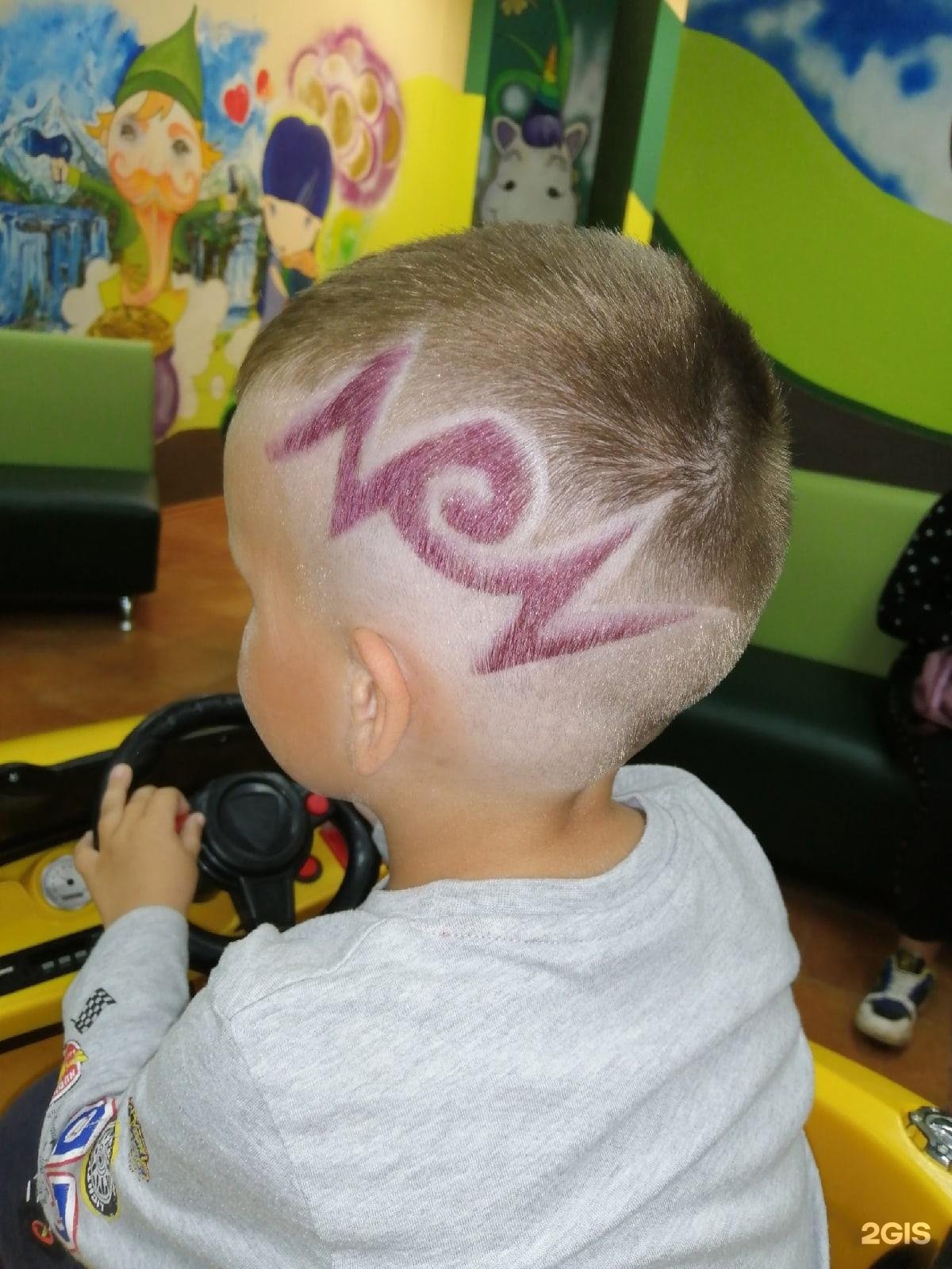 Мальчик парикмахер детское красивая картинка. Детская парикмахерская фигурные стрижки Ульяновск цены. Парикмахерская цум