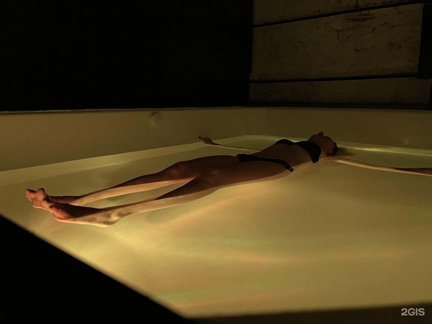 Солярий в москве meyzer tanning atelier. Флоатинг. Сухой флоатинг. Флоатинг в Москве. Флоатинг мужчина.