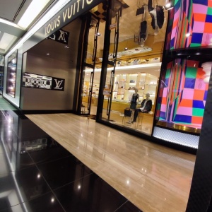 Фото от владельца Louis Vuitton, магазин брендовой одежды и аксессуаров