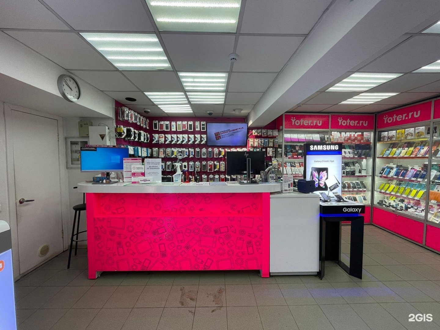 сотрудницы салона связи yoter тюкалинск фото.