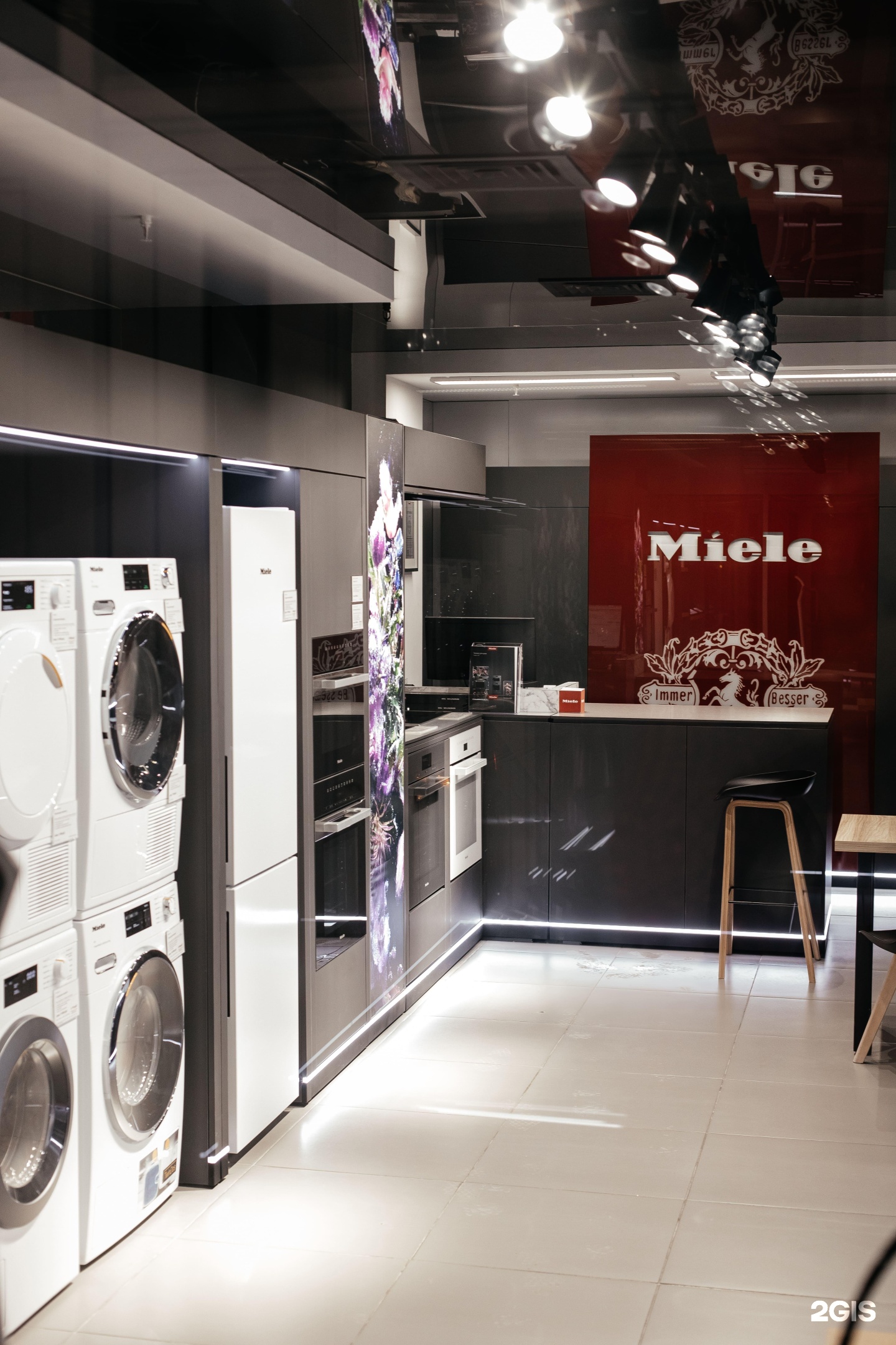 Белинского 15 нижний. Miele фирменный магазин.