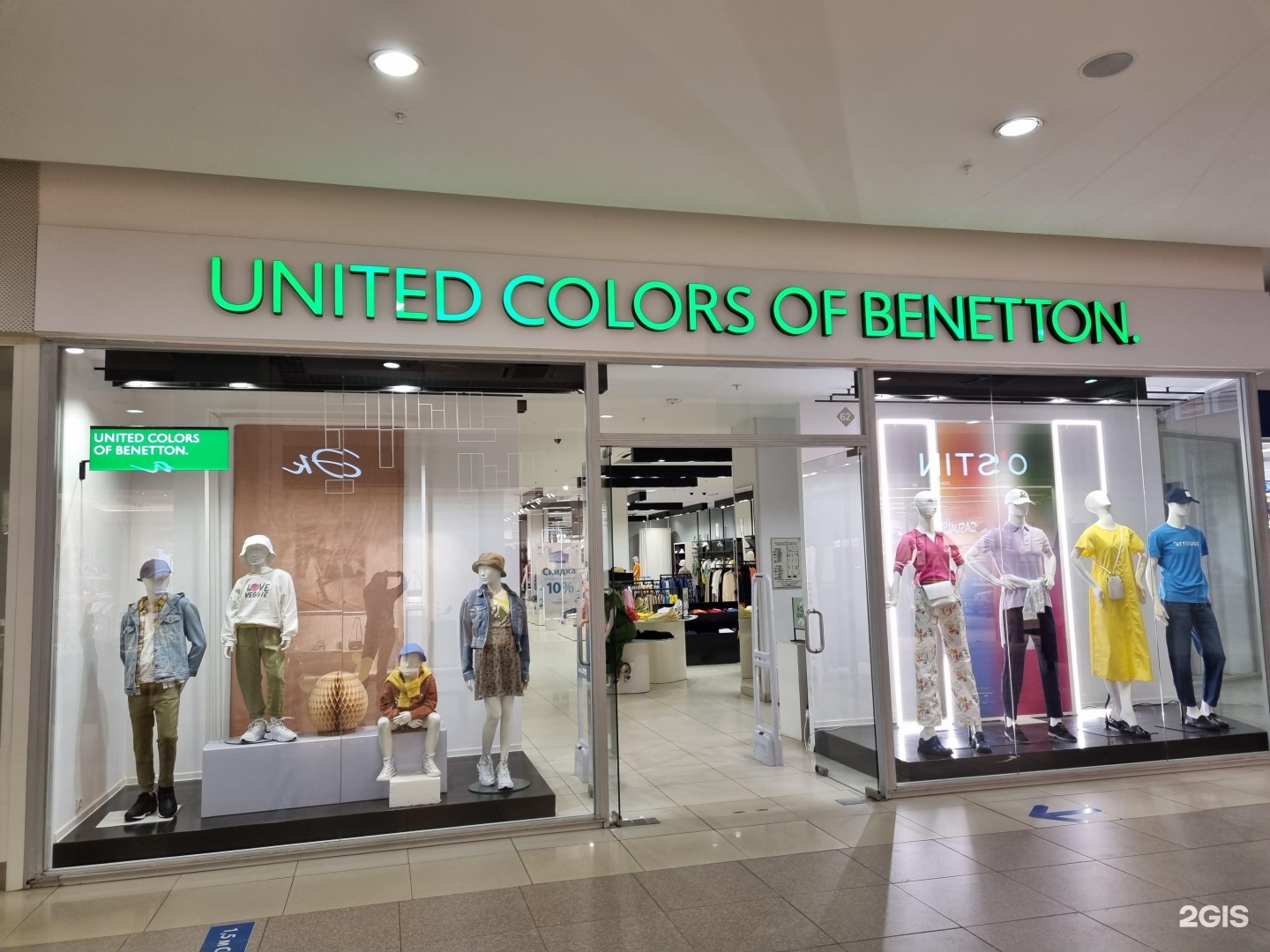 Магазин юнайтед колорс бенеттон. Benetton магазин. Benetton одежда. Магазины Бенеттон в Уфе. United Colors of Benetton Тверская.