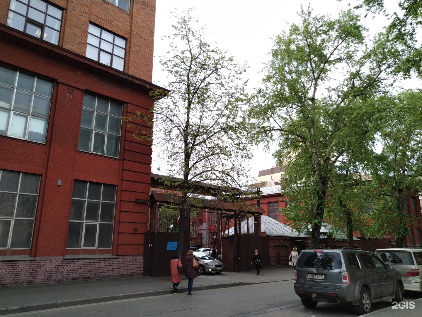 Школа 498 на таганке. Сад в тихом тупике. Школа 498 на дубровке. Школа 498 москва. Школа 498 москва.