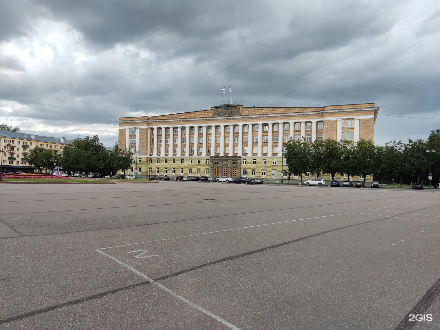 Города победы новгород. Площадь Победы Софийская 1. Великий Новгород, пл. Победы-Софийская, д.1. Правительство Новгородской области Великий Новгород. Здание правительства Новгородской области со стороны сквера.