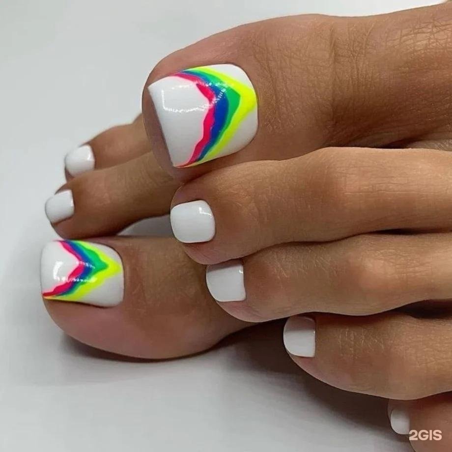 Трэнд педикюра зима 2022. Стильный педикюр. Педикюр тренд 2022. Новогодний педикюр голубой. Трэнд педикюра зима 2022.