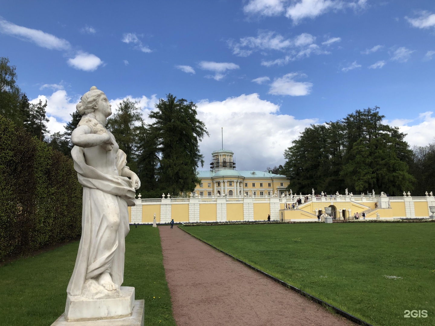 Архангельское в красногорске. Усадьба Архангельское Красногорск. Архангельское Красногорск. Концерт в усадьбе Архангельское. Поселок Архангельское Красногорск мемориал павшим.