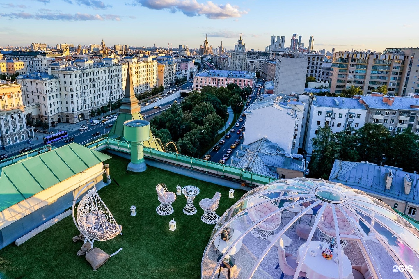 Идеальный вид. Фотосессия на крыше в Москве. Вид с крыши Москва ночь. Фото пентхауса в центре Москвы с видом на Кремль. Первое свидание в Москве на крыше.