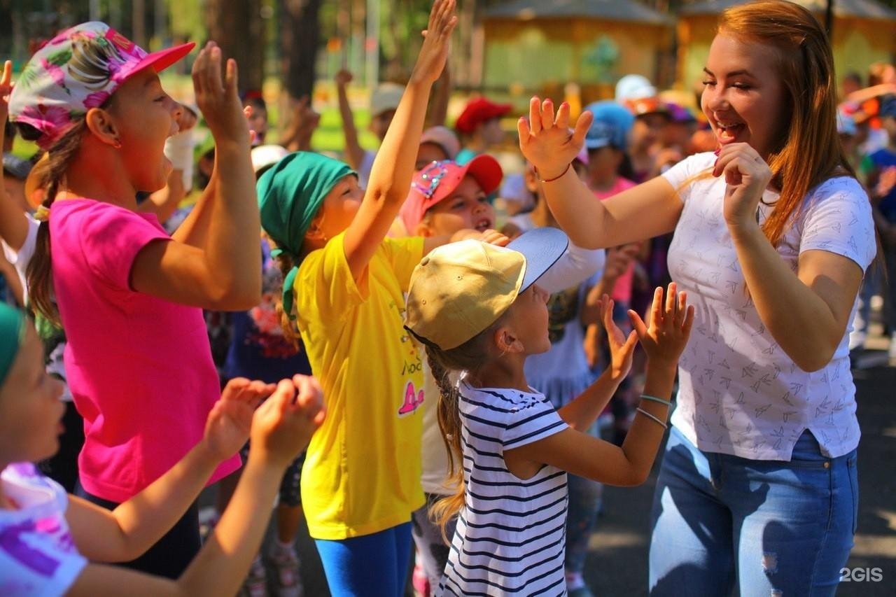 Практика учебная лагерь. Camp. Практика учебная лагерь. Доброволец лагерь. Площадка для встреч с родителями в лагере.