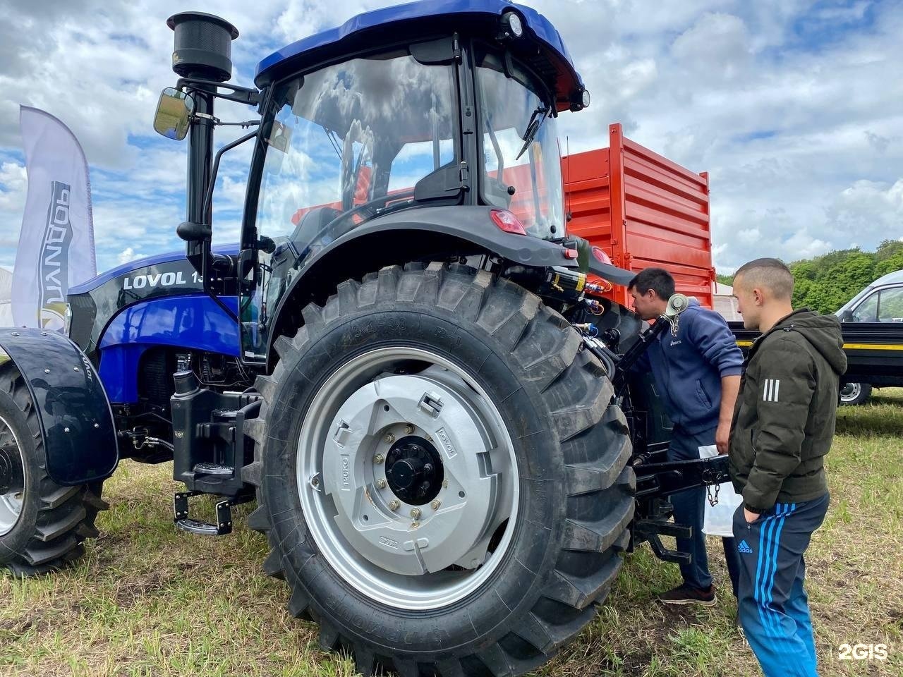 машинно тракторный парк т 150 к. мтз минск минский тракторный завод. автопарк тракторов. тракторный центр. тракторный центр.