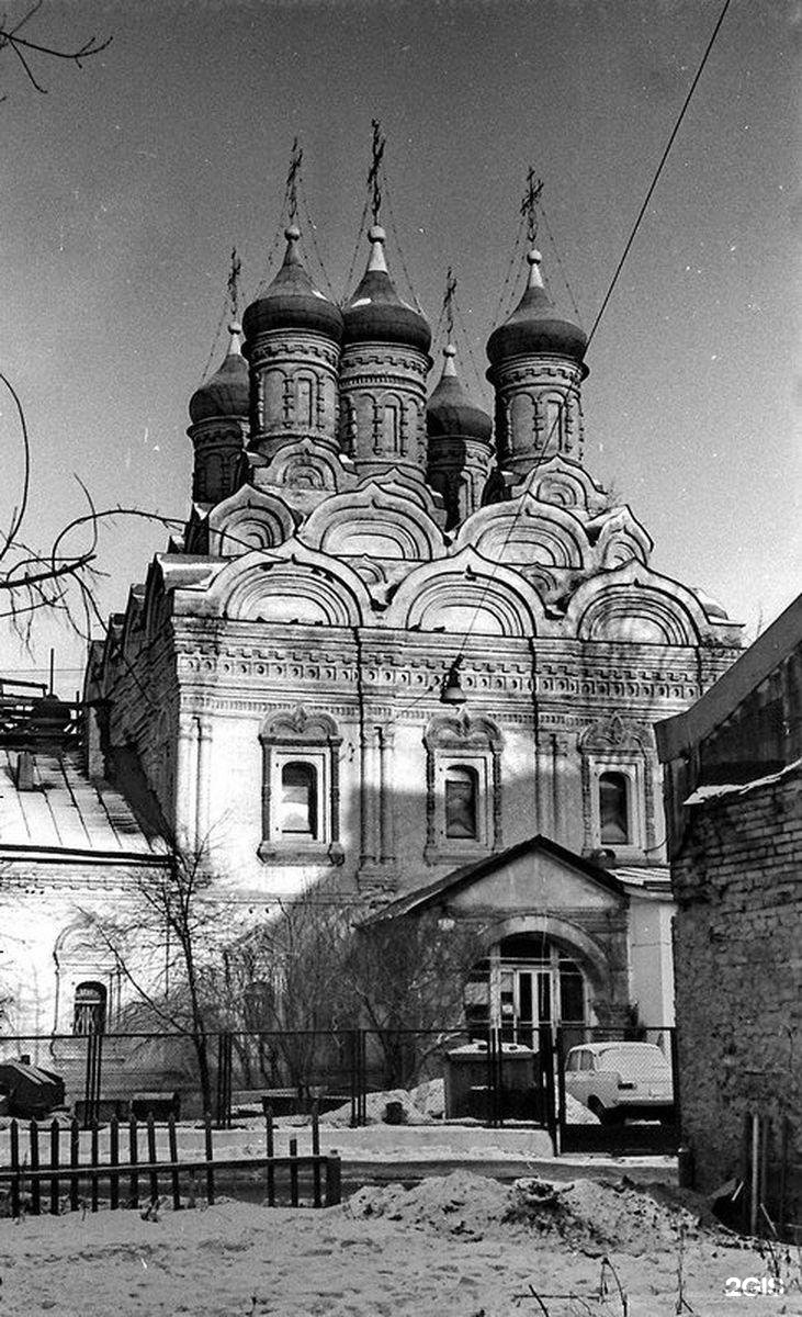 Храм за петровскими воротами. Знаменская Церковь Колобовский переулок. Храм иконы Божией матери «Знамение» за Петровскими воротами. Церковь знамения за Петровскими воротами в Москве. Церковь иконы Божией матери Знамение Москва.