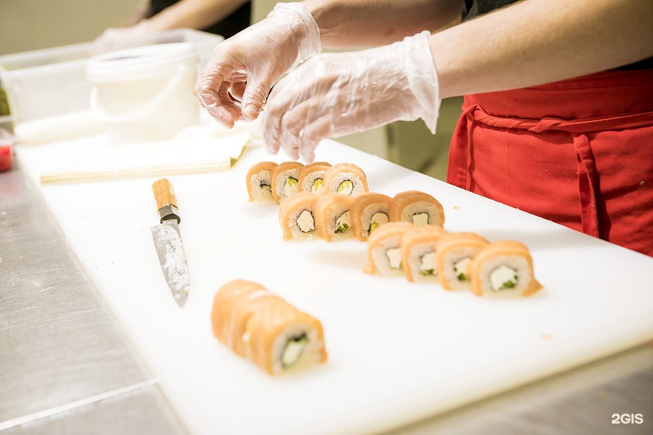 Rolling hills make sushi. Роллы на Ленина. Суши make. Подставка под роллы из камня. Суши Ленина Омск.