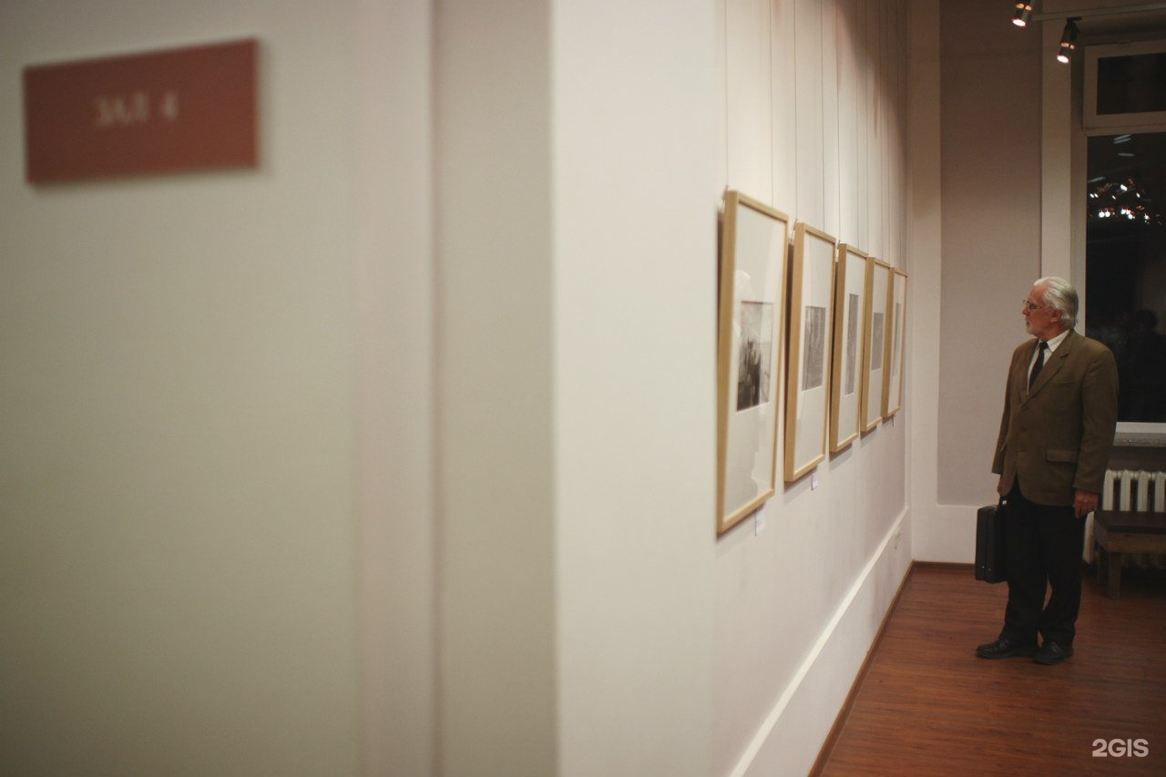 Цк 19 логотип. Свердлова 5 новосибирск. Фотовыставка в холе тру. Центр культуры цк19 новосибирск. Лекция на выставке.