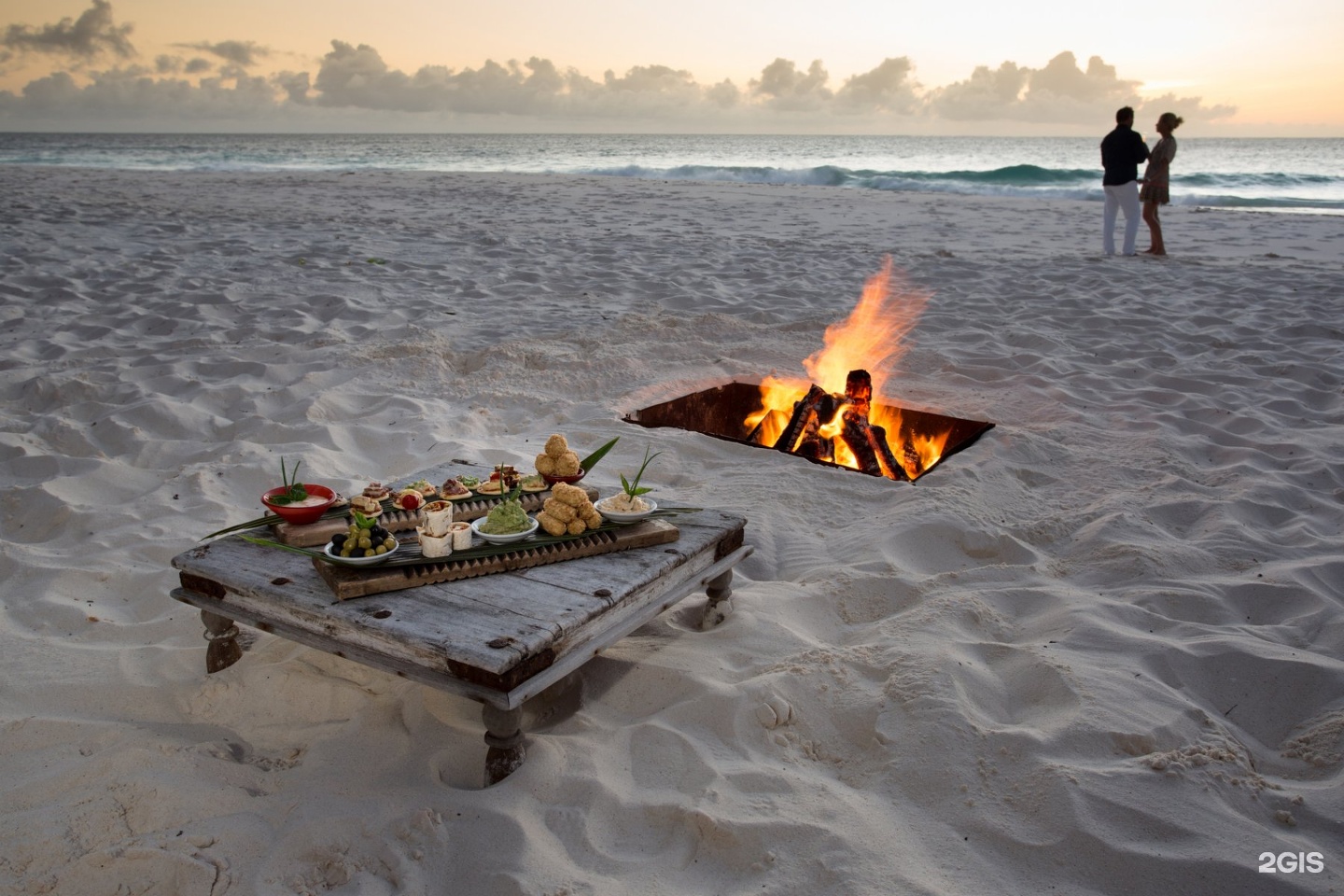 Шри ланка киты. Мадаин-салих саудовская аравия. Верблюд и бедуин картинка на белом фоне. Флаг оаэ. Олюдениз пляж голубая лагуна.