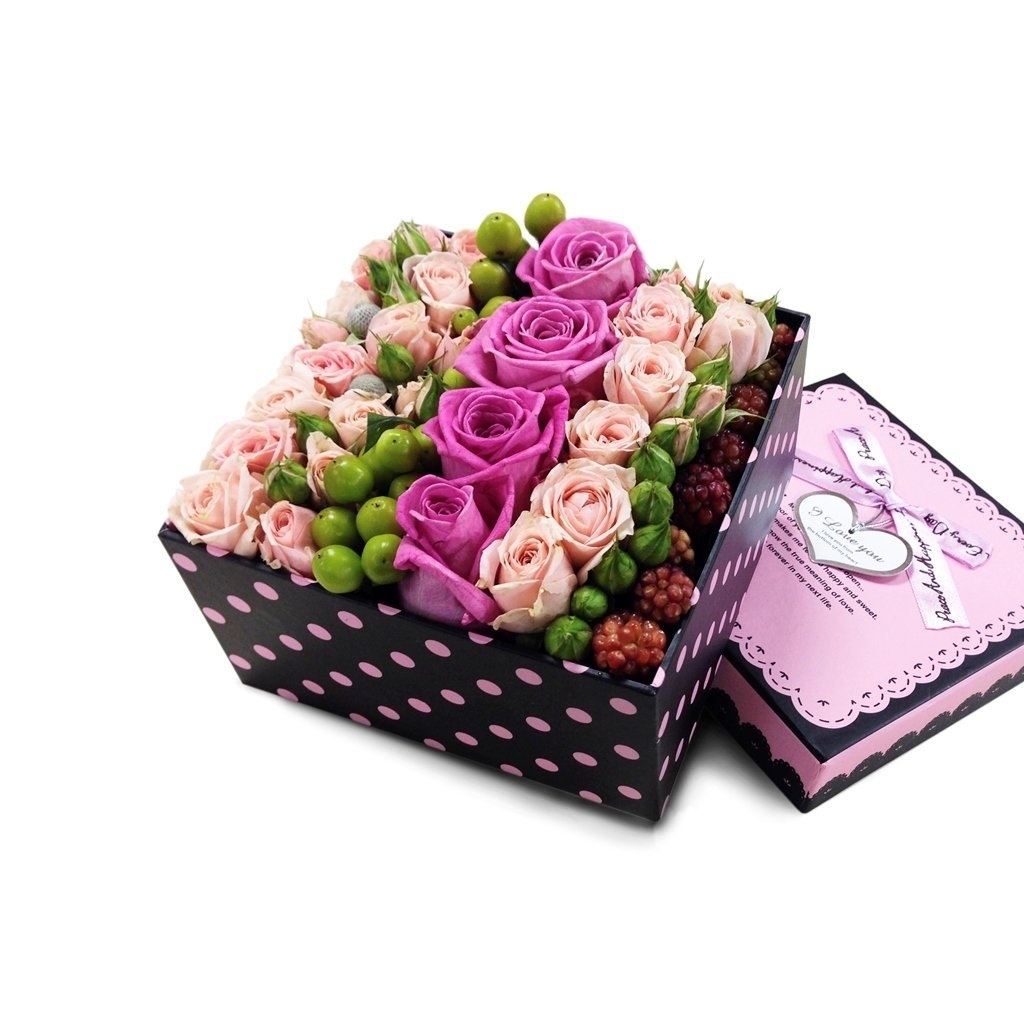 Коробки доставка спб. Цветы в коробке. Коробка с цветами и конфетами. Цветочные композиции в коробках. Композиция из цветов в коробке.
