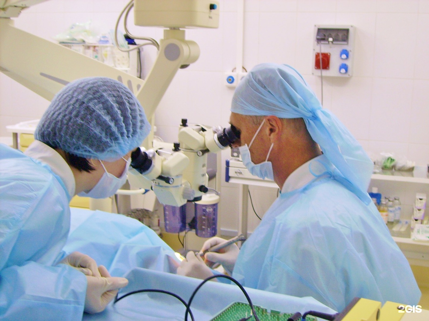 Сосудистая хирургия и Микрохирургия. Реконструктивные операции в сосудистой хирургии. Операция катаракты фото. Глазные клиники замена хрусталика