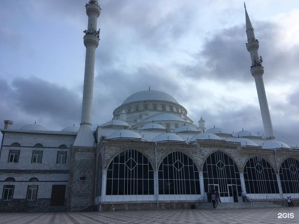 Большая мечеть в махачкале. Центральная Джума-мечеть Махачкала. Джума мечеть Махачкала ночью. Махачкала Джума мечеть площадь. Джума мечеть Махачкала внутри.