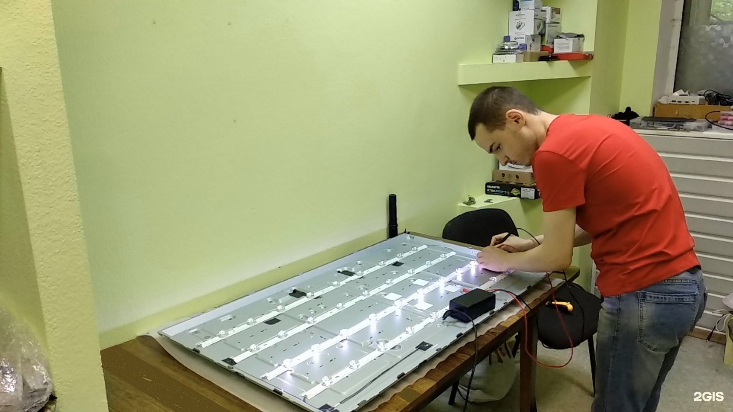 чинит телевизор. починка телевизора. телемастер на дом. телевизионный мастер. чинит телевизор.